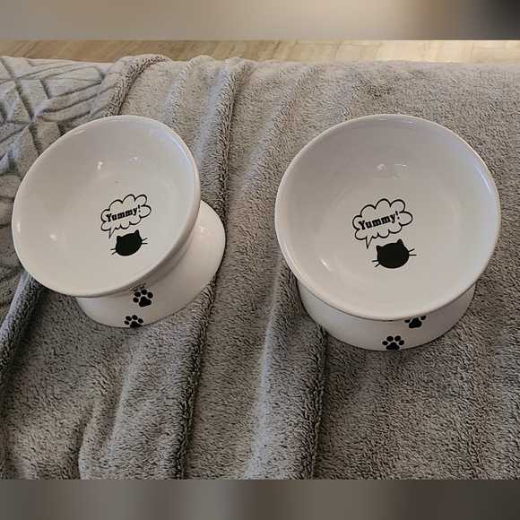 2pack White Cat Bowls - Minimalistic Inclined Bowls in Pristine Condition - Picture 2 of 3